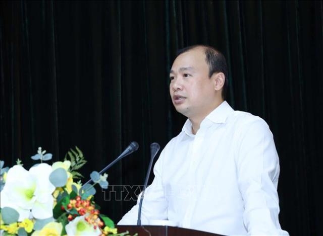 Đồng chí Lê Hải Bình thông báo nhanh đến các đại biểu kết quả Hội nghị lần thứ 3, Ban Chấp hành Trung ương Đảng khóa XIII (Ảnh: TTXVN) 